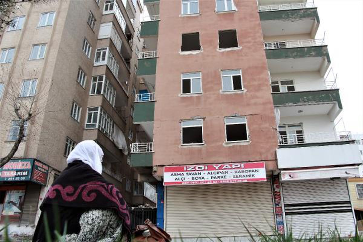 Diyarbakır\'da depremzedelerin dramı: 2 yıl önce aldığı evi hasar gören kadın, hatıralarının olduğu evine giremiyor