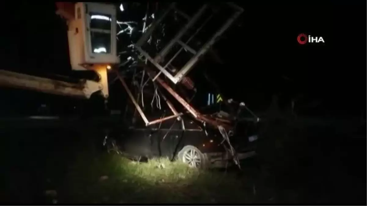 Ehliyetsiz sürücünün çarptığı elektrik direği aracın üzerine devrildi: 3 yaralı