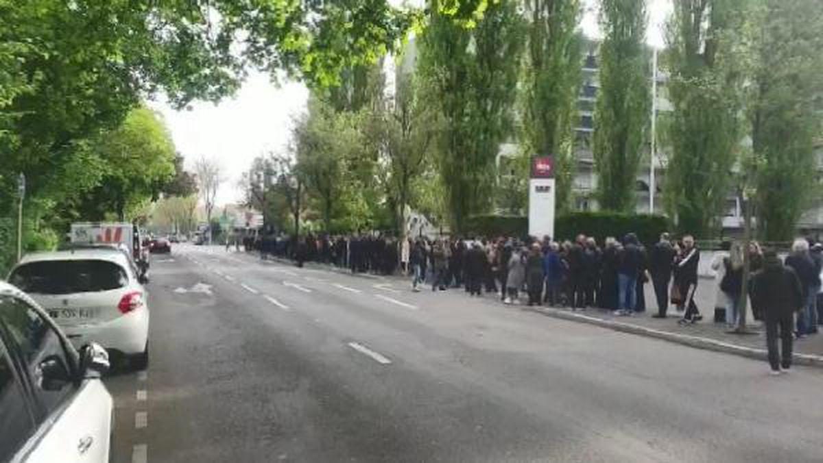 Fransa\'da Türk seçmenler oy vermek için sıraya girdi