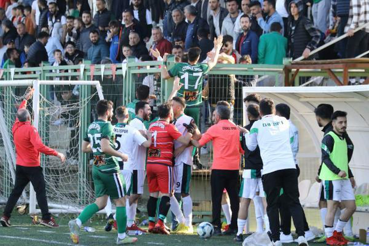 İnegöl\'de Futbol Maçında Taraftar Kavgası: 2 Yaralı