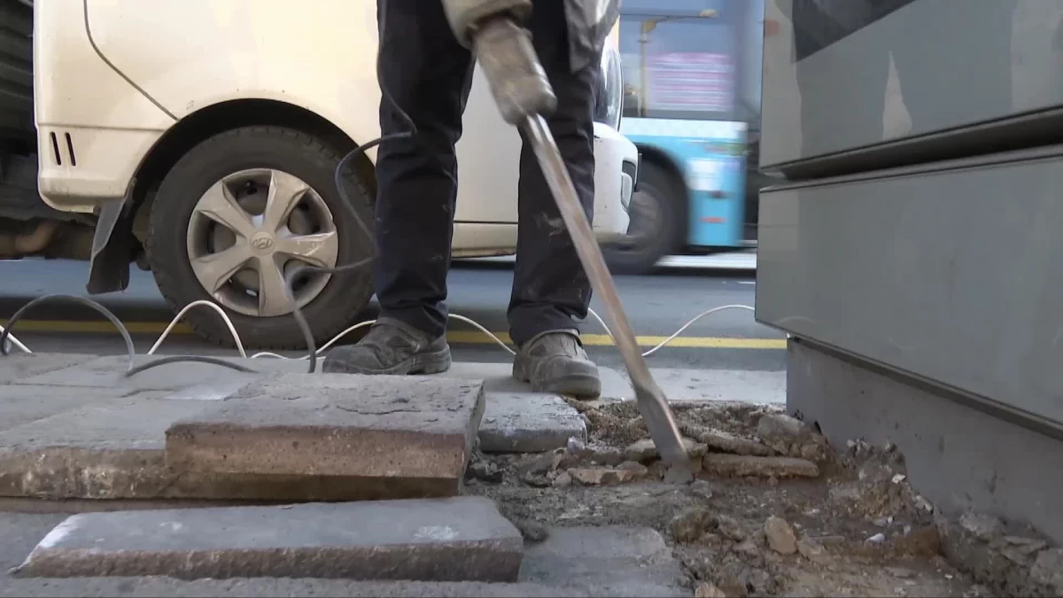 Ankara\'da Yeni Nesil Akıllı Otobüs Durakları Montajı Devam Ediyor