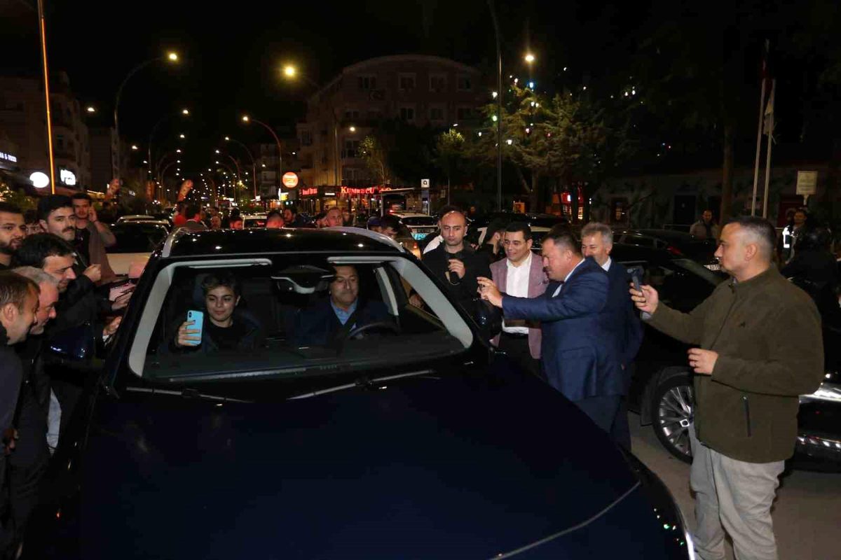 Dışişleri Bakanı Mevlüt Çavuşoğlu Togg ile Kepez\'de seçim çalışması yaptı