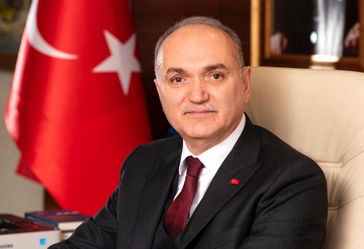 Düzce Belediye Başkanı Dr. Faruk Özlü, İşçi ve Emekçiler Bayramını kutladı