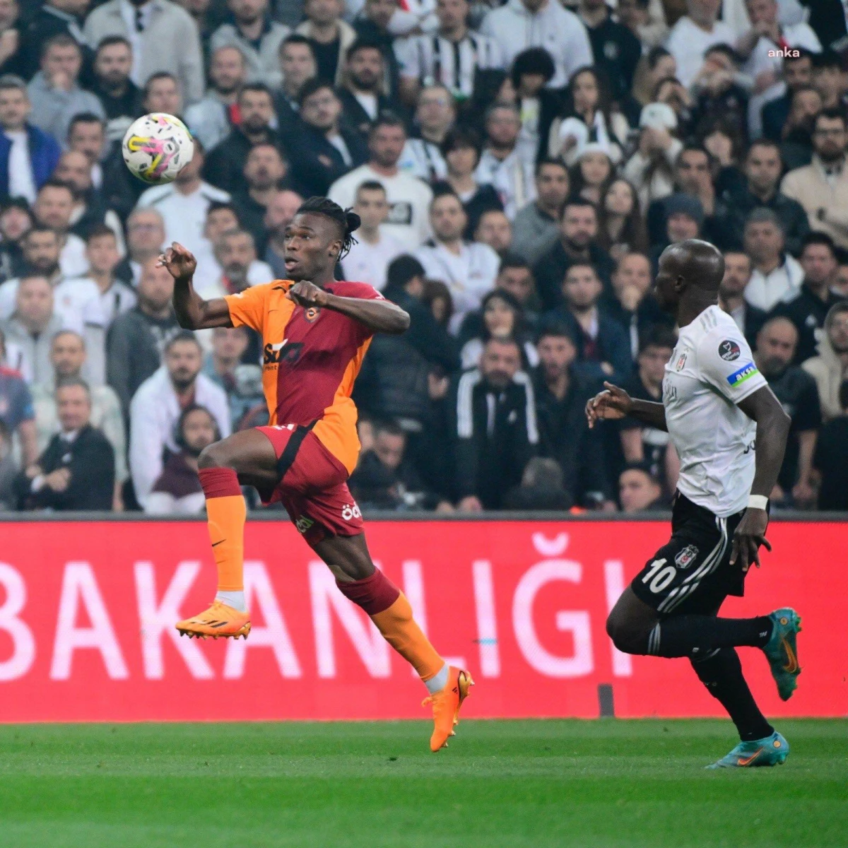 Beşiktaş, lider Galatasaray\'ı 3-1 yendi
