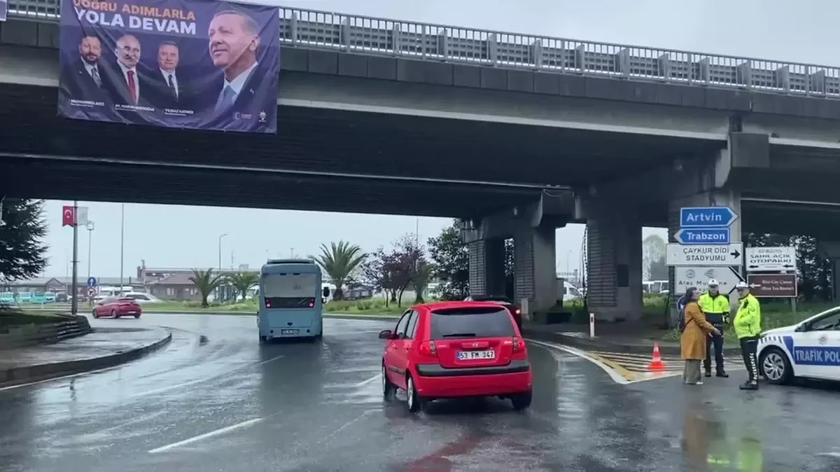 Cumhurbaşkanı Erdoğan\'ın Rize mitingi öncesi CHP afişleri söküldü, tepki geldi