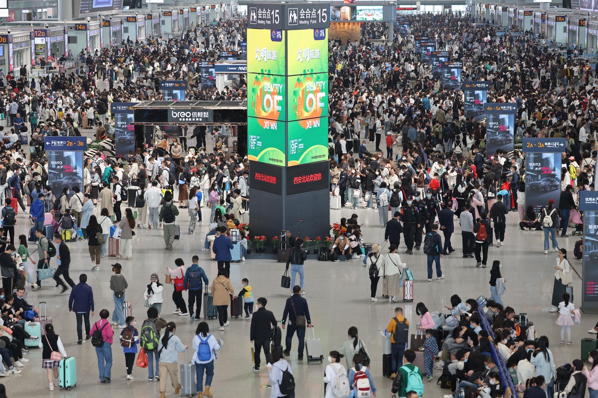 Çin\'in Shaanxi eyaletindeki Xian Kuzey Tren İstasyonu\'nda yolcular trenlerini bekliyor