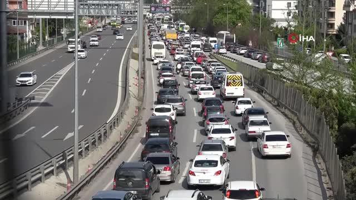 D-100 Karayolu Ankara istikametinde kaza sonrası trafik felç oldu