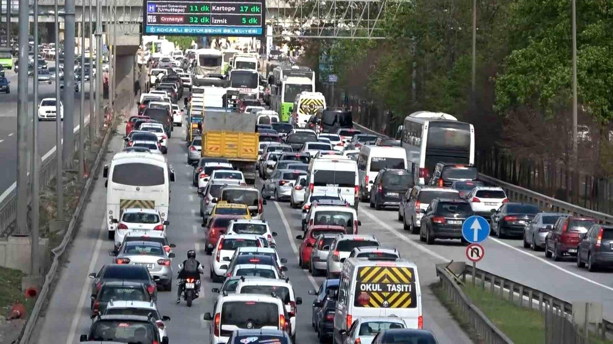 Kocaeli Derince\'de D-100 Karayolu Ankara istikametinde kaza