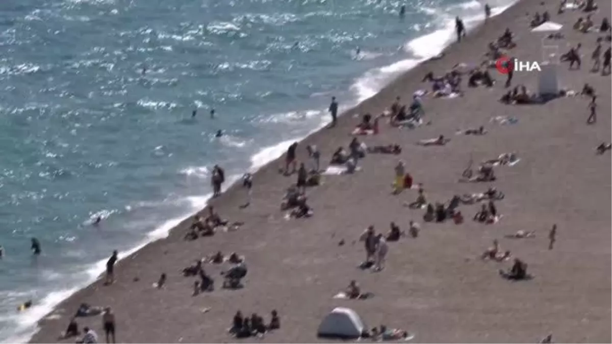 Uçuşa yasak olan falezlerde yamaç paraşütçüleri uçmaya devam etti