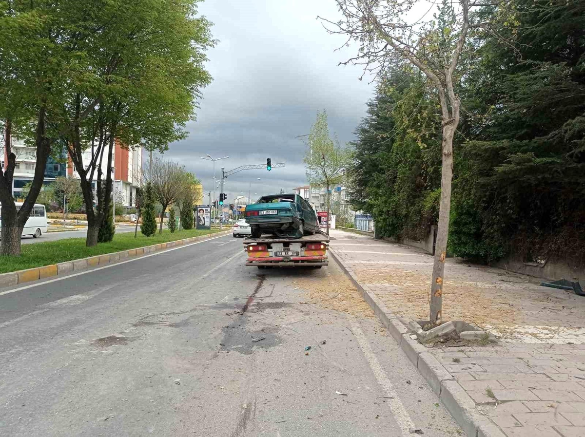 Elazığ\'da Otomobil Kontrolden Çıkarak Ağaca Çarptı: 1 Yaralı