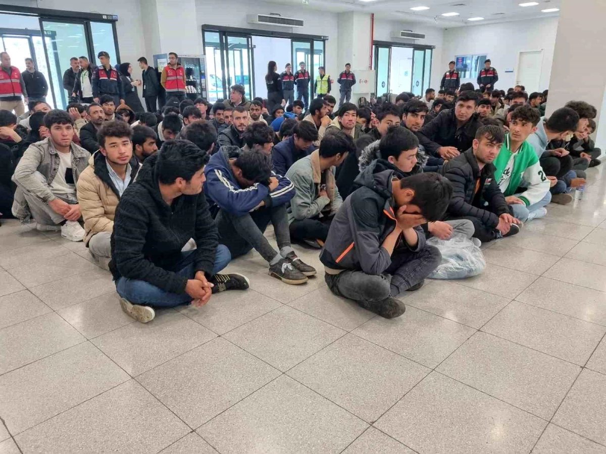 İstanbul\'dan 138 Afganistan uyruklu düzensiz göçmen ülkelerine gönderildi