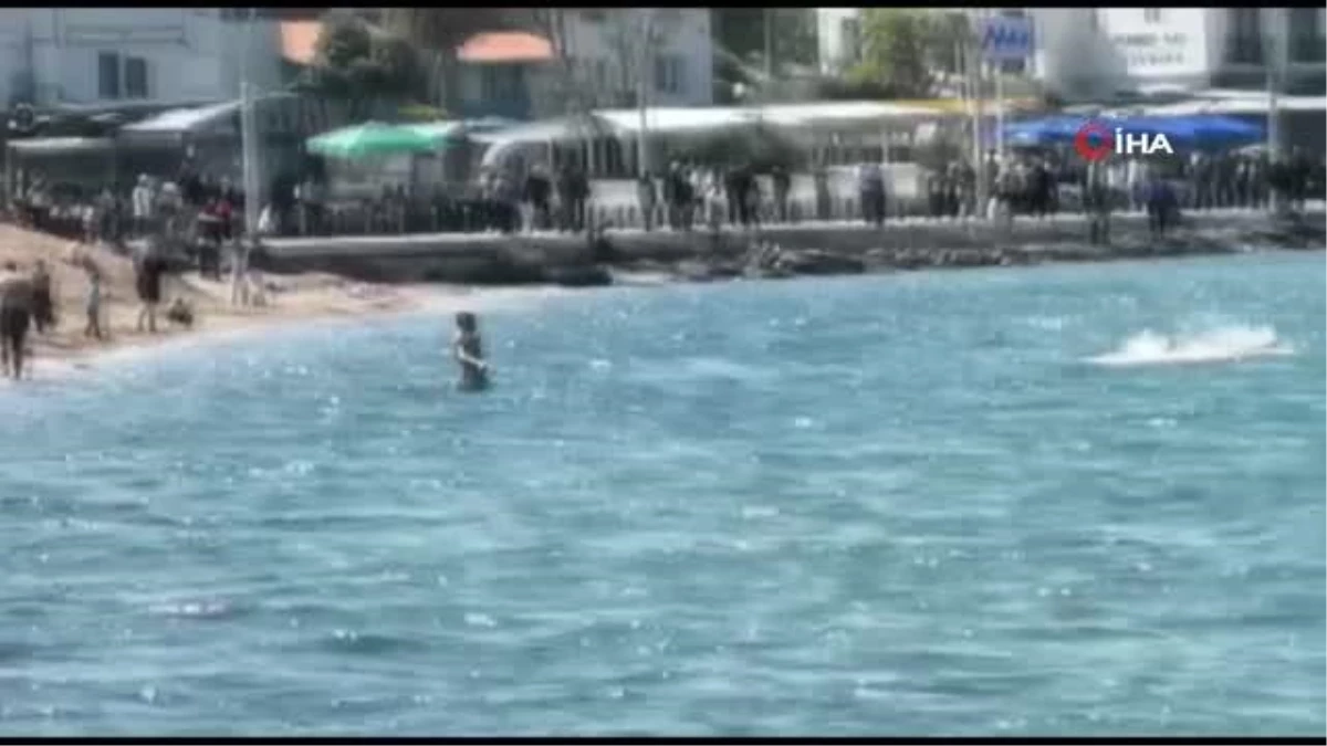 İzmir\'de Sıcak Havayı Fırsat Bilerek Denize Girenler
