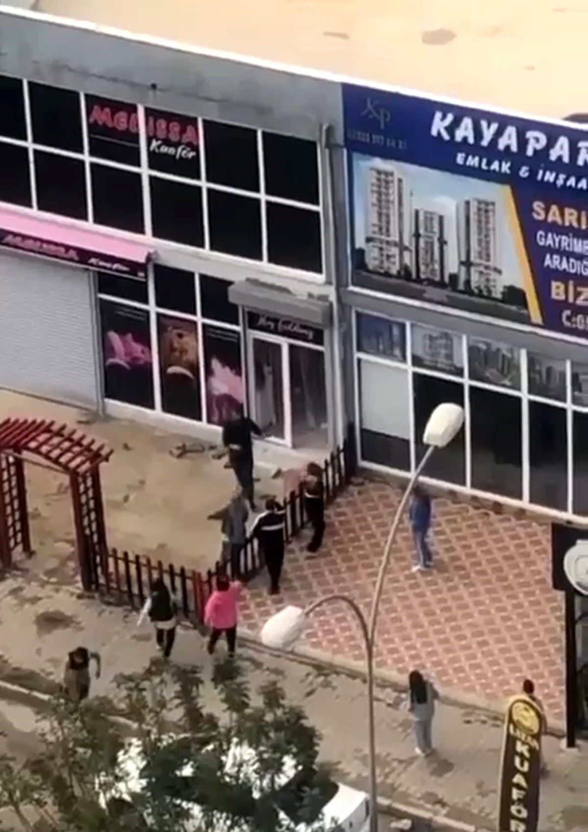 Adanada kadın kuaförler komşu iş yerini taşlayarak zarar verdi