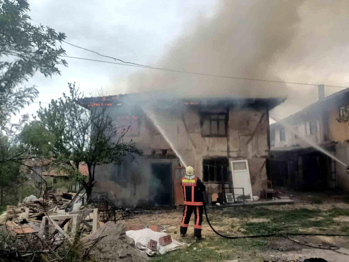 Çankırı\'da 2 Katlı Ev Yangında Kullanılmaz Hale Geldi