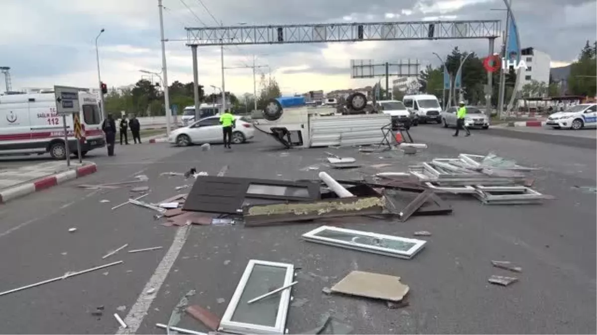 Malatya\'da iki kamyonetin çarpışması sonucu 3 kişi yaralandı