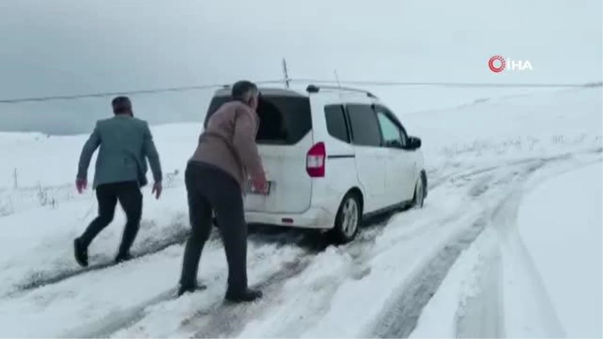 Nisan ayında bastıran kar yolu kapattı: 10 araç mahsur kaldı