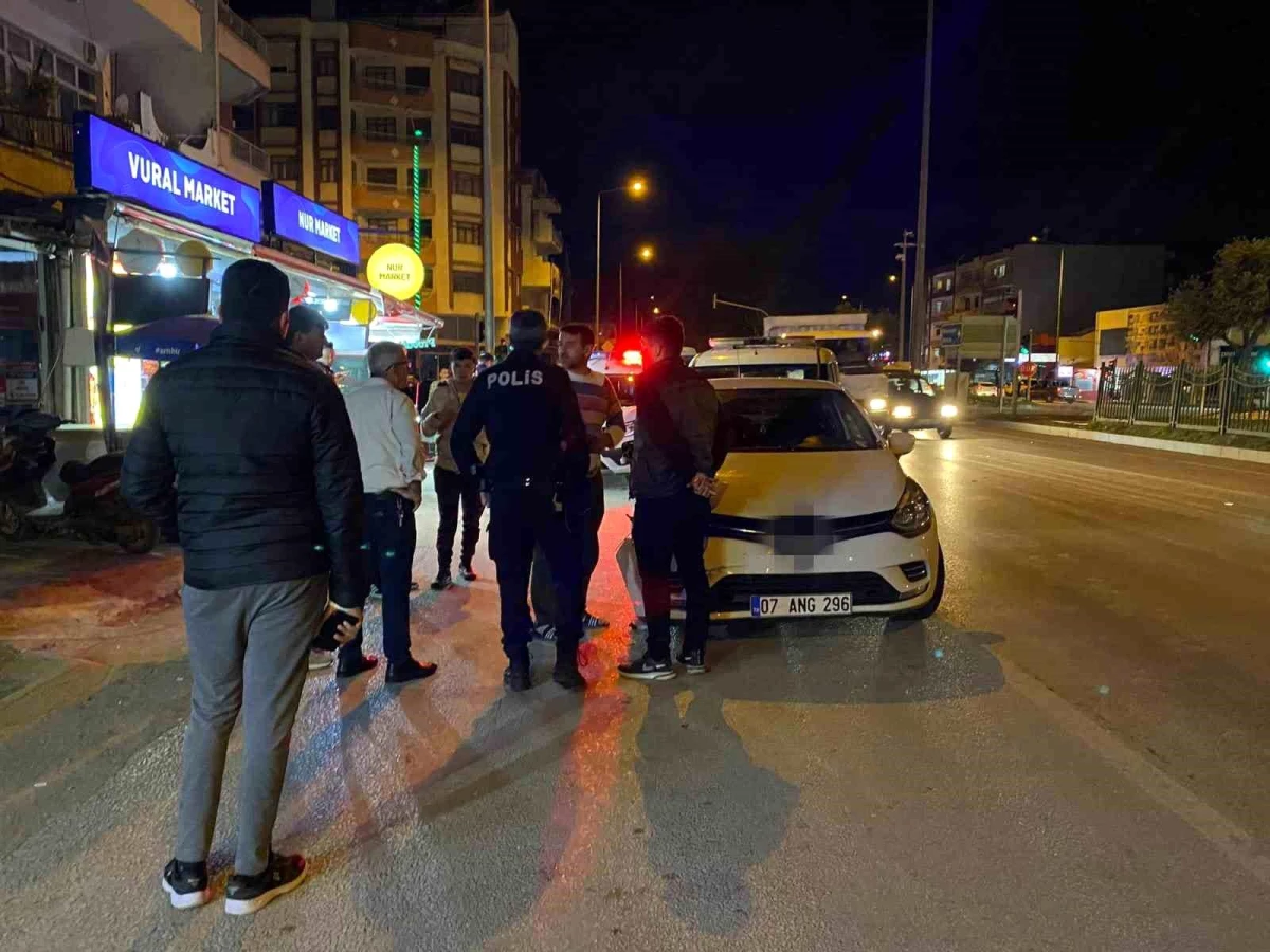 Antalya\'da Motosiklet ve Otomobil Çarpıştı: 1 Yaralı