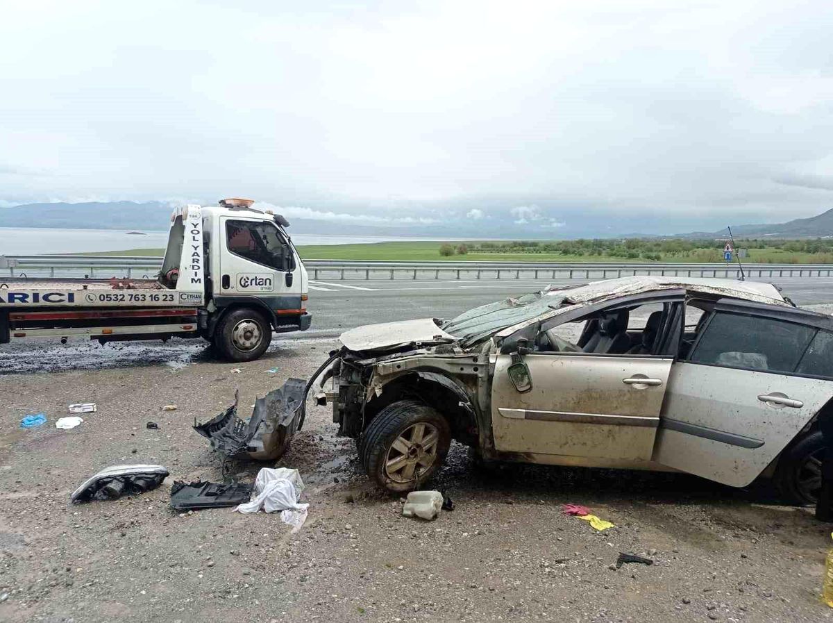 Elazığ\'da Otomobil Kazası: 3 Yaralı