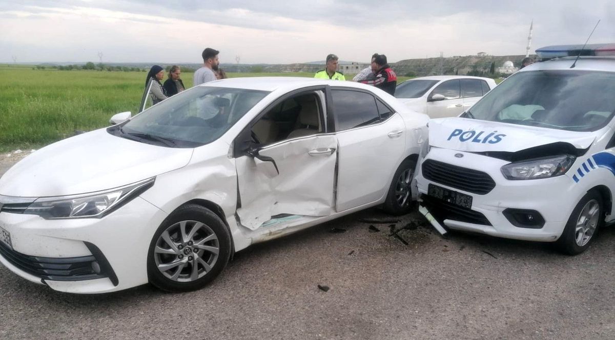 Adıyamanda polis aracı ile otomobil çarpıştı