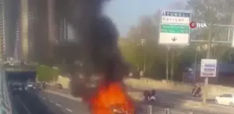 Sarıyer'de seyir halindeki araç alev alev yandı