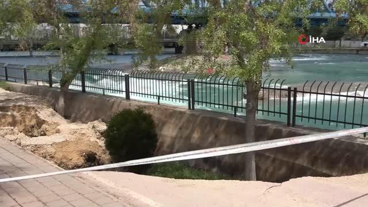 Adana\'da Seyhan Nehri kenarındaki yolda göçük meydana geldi