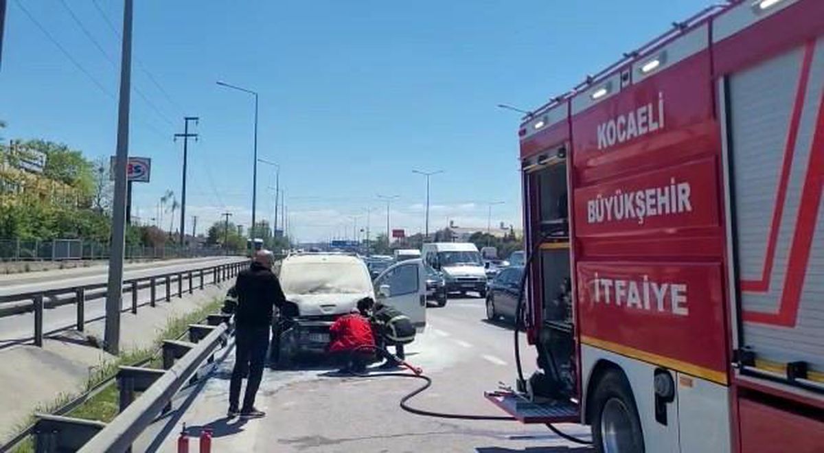 Çayırova\'da Hafif Ticari Araçta Yangın Çıktı