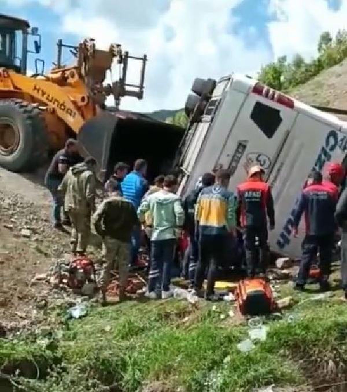 Uludere\'de Askeri Otobüs Kaza Yaptı: 2 Asker Şehit, 44 Asker Yaralı