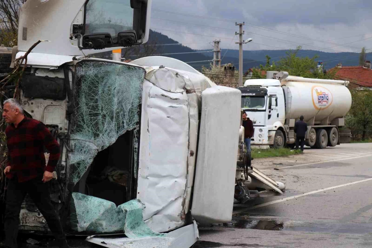 Bolu\'da Erpiliç firmasına ait kamyonun kaza yapması