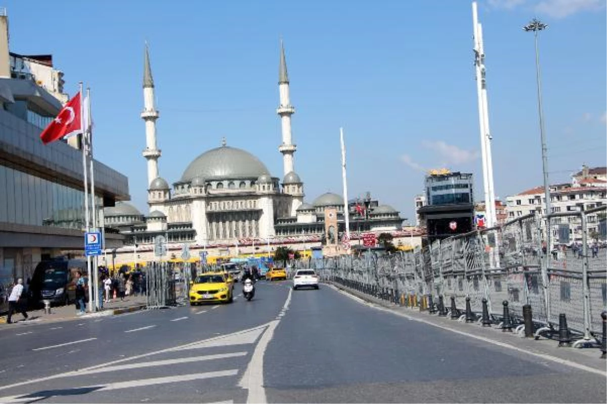 1 Mayıs\'ta Taksim Meydanı\'na demir bariyerler yerleştirildi