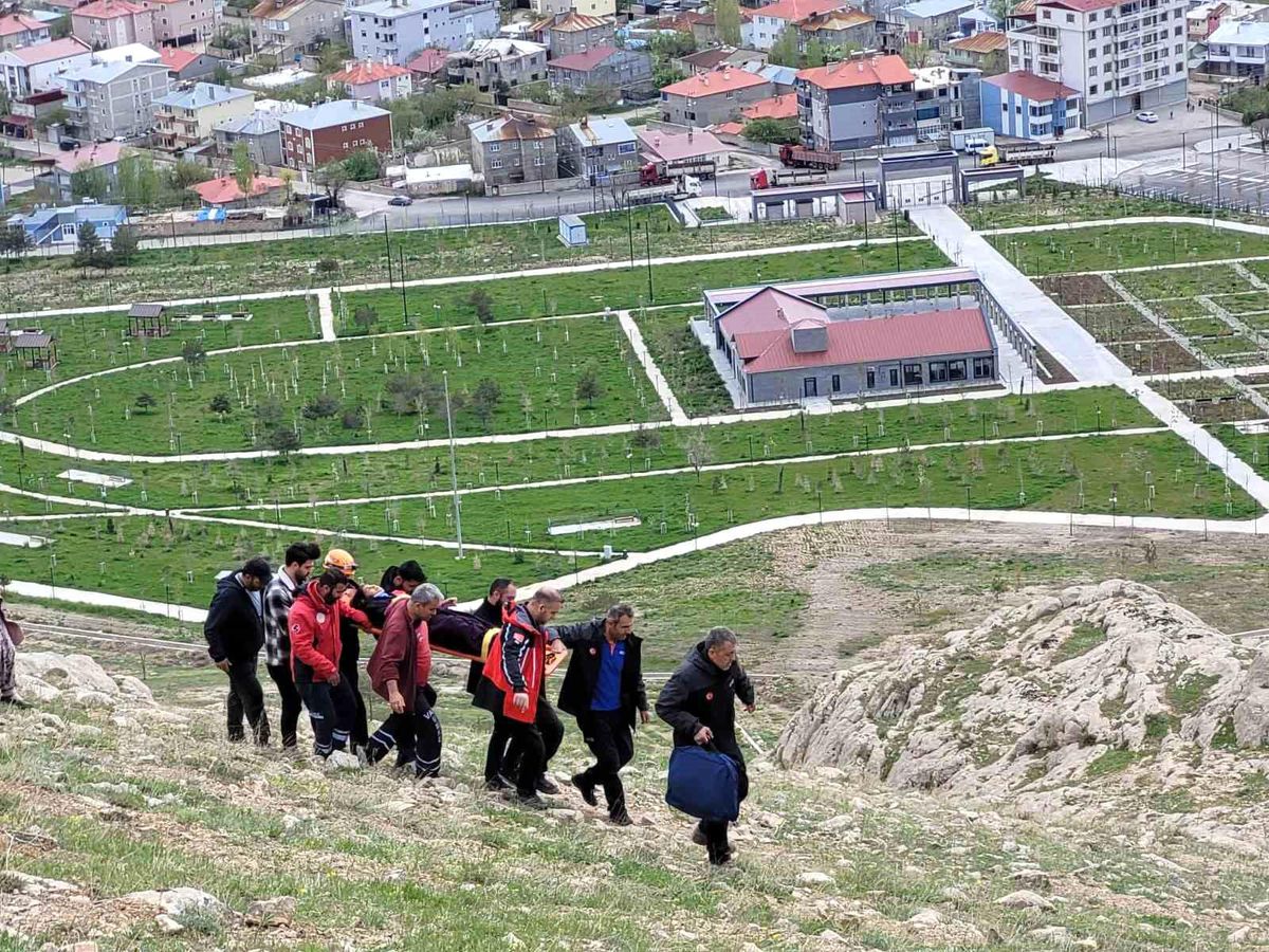 Vanda genç kız arkadaşları ile birlikte gezerken ayağı kırıldı