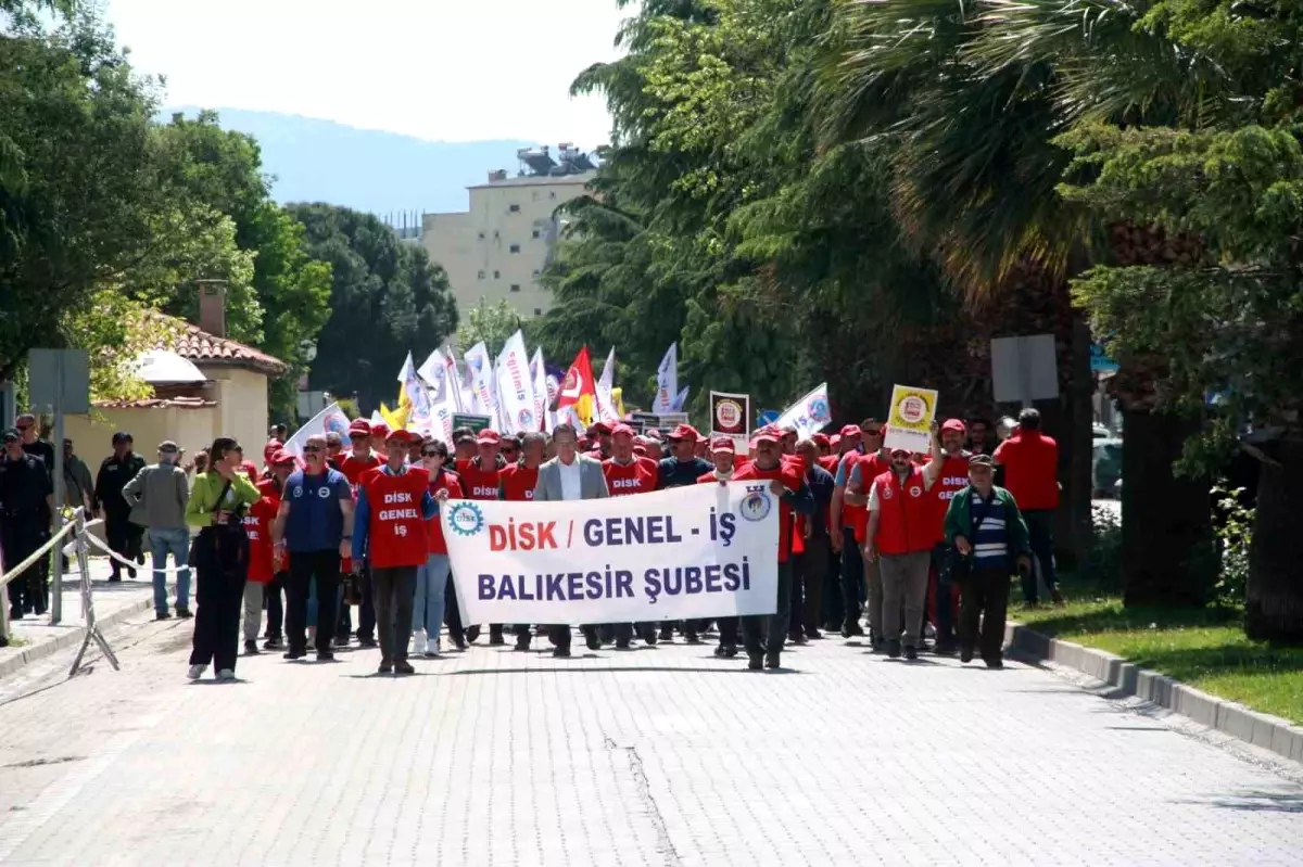 Edremit\'te 1 Mayıs İşçi Bayramı kutlamaları ve Sadık Gürbüz konseri