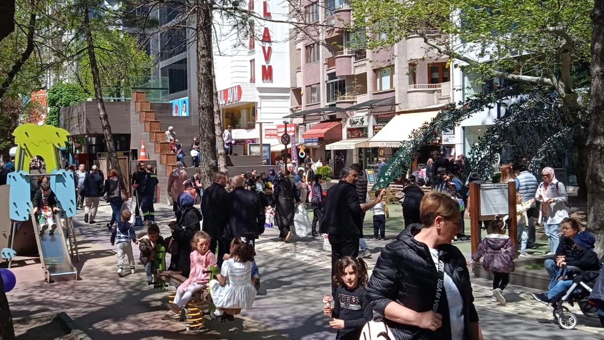 Eskişehir\'de 1 Mayıs\'ta İzinli Olanlar Havanın Keyfini Çıkardı