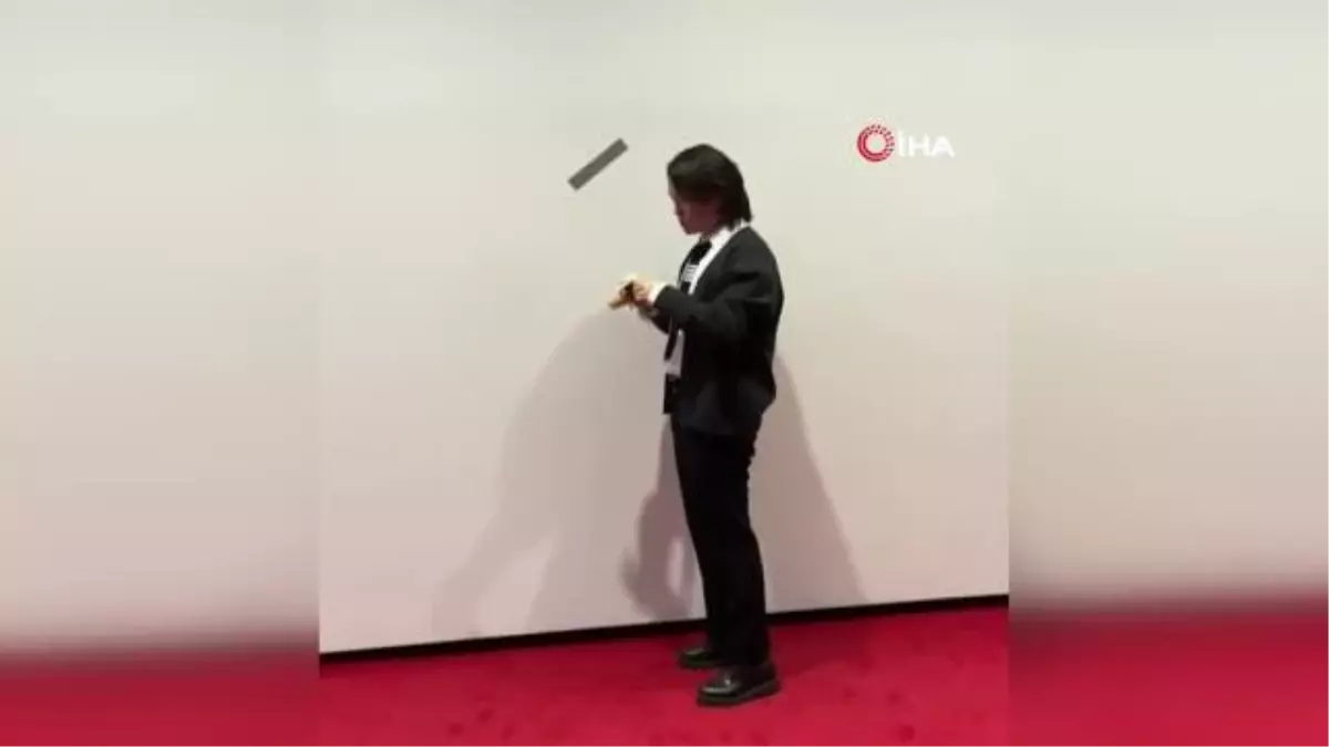 Öğrenci müzede sergilenen muzu yedi