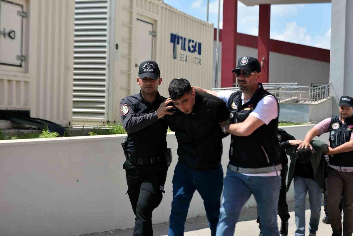 Adanada Uyuşturucu Satıcısı 7 Zanlıdan 6\'sı Tutuklandı