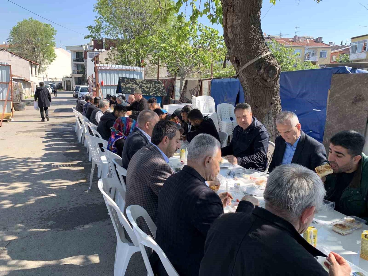 AK Parti İstanbul Milletvekili Adayları Kağıt Toplayıcılarıyla Kahvaltı Yaptı