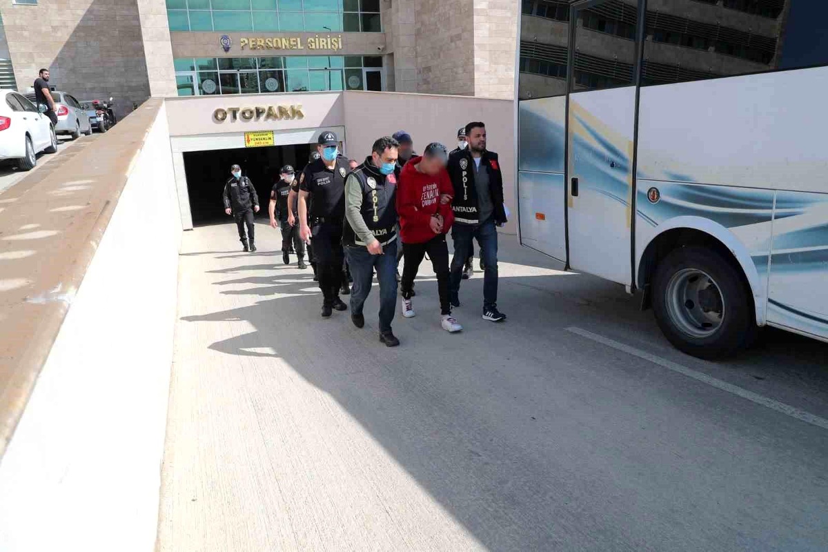 Antalya\'da 81 Aranan Şahıs Yakalandı