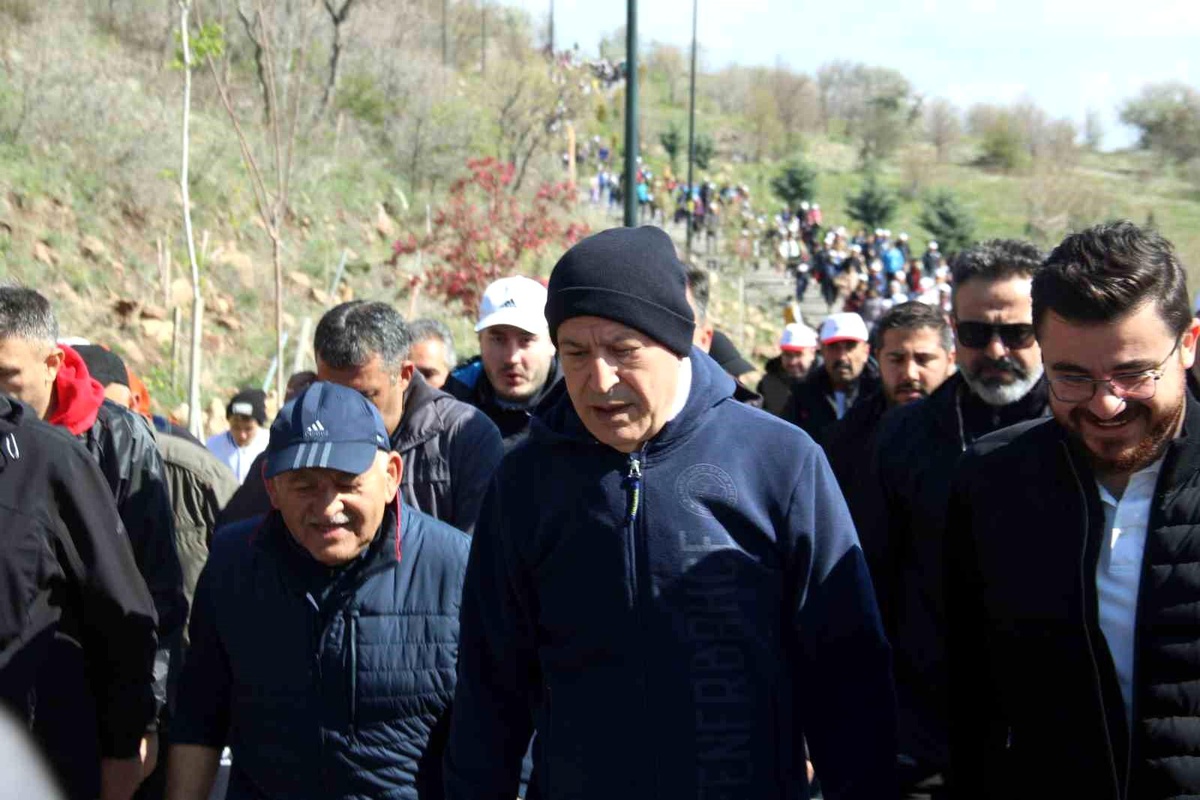 Bakan Akar: Terörle mücadele kararlılıkla devam ediyor