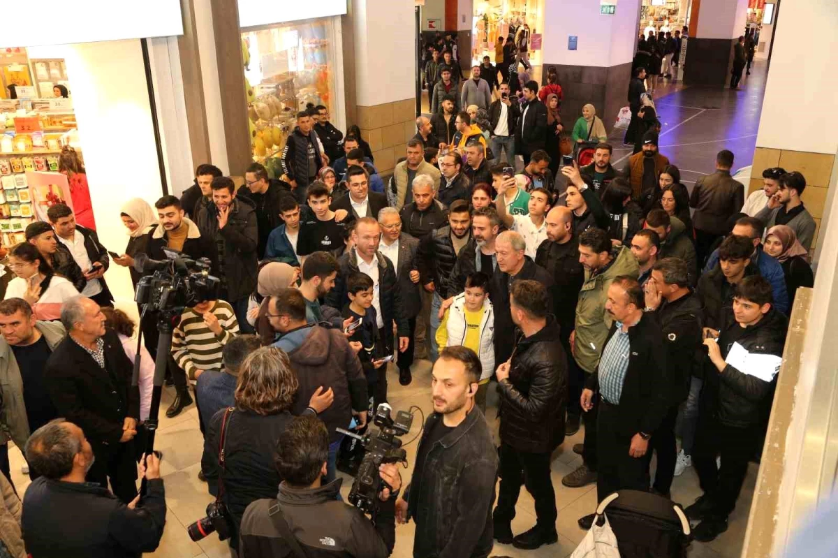 Kayseri Büyükşehir Belediye Başkanı ve Bakanlar Alışveriş Merkezinde Vatandaşlarla Buluştu