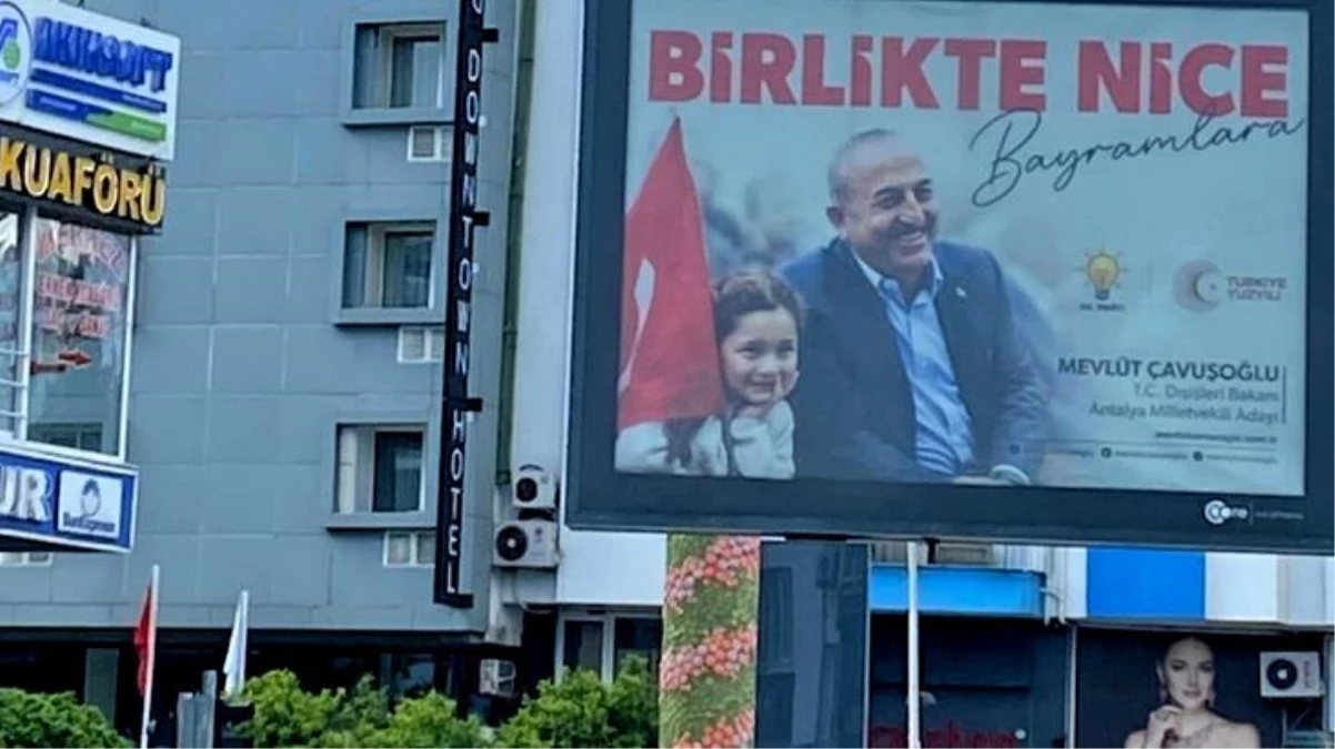 CHP\'nin İtirazı Üzerine Mevlüt Çavuşoğlu\'nun Propaganda Afişi Kaldırıldı