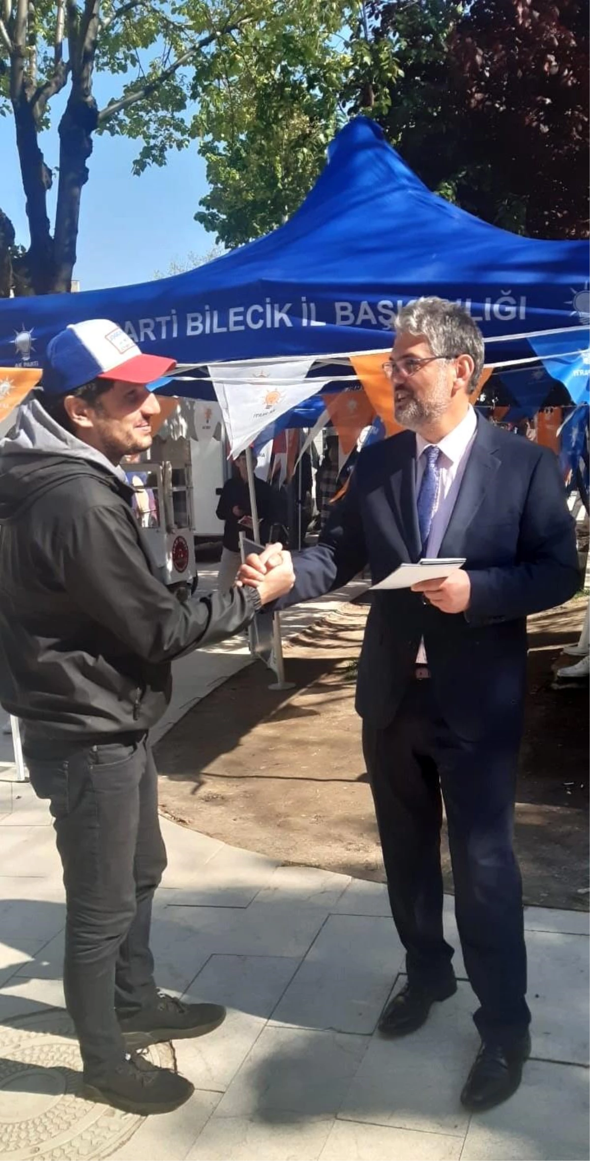 Bilecik Gölpazarı Belediye Başkanı Hayri Suer, AK Parti seçim standında broşür dağıttı