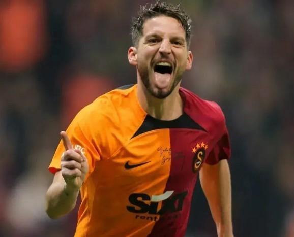 Beşiktaş maçına ilk 11'de başlayan Dries Mertens'in sözleşmesi 1 yıl daha uzadı