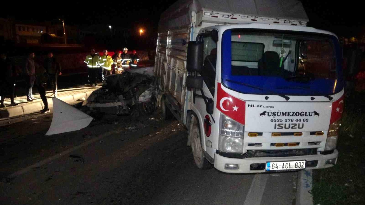 Uşak\'ta Kamyonete Çarpan Otomobilde 4 Kişi Yaralandı