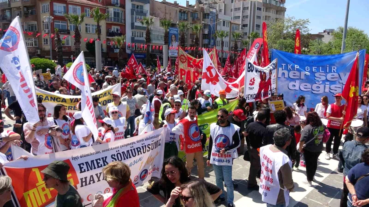 Çanakkale\'de 1 Mayıs Emek ve Dayanışma Günü Cumhuriyet Meydanındaki program ile kutlandı