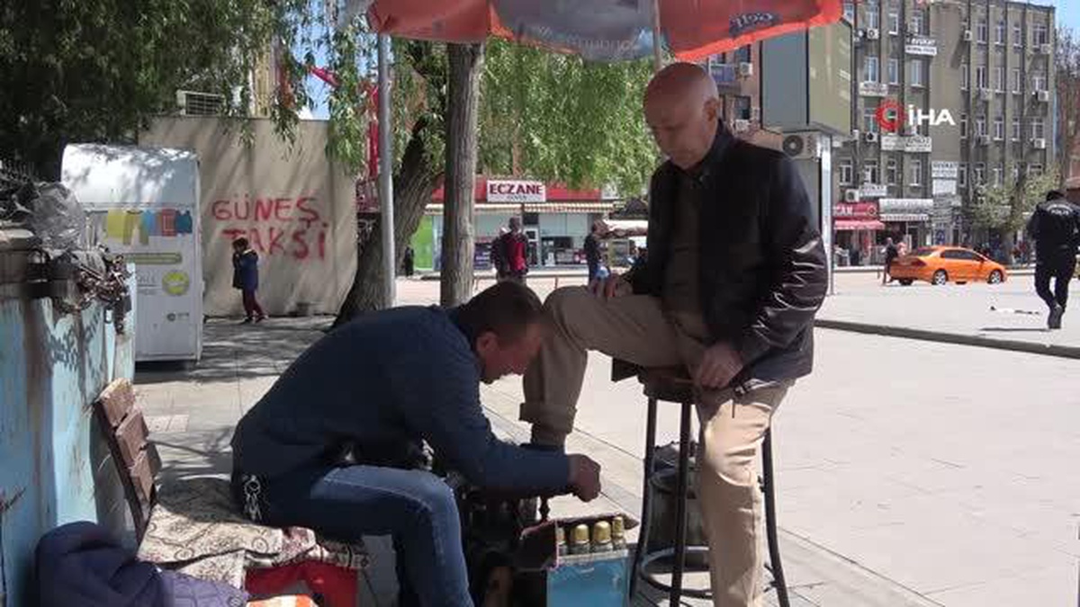 Kırıkkale\'de Ayakkabı Boyacısı 44 Yıldır Aynı Yerde Tezgah Açıyor