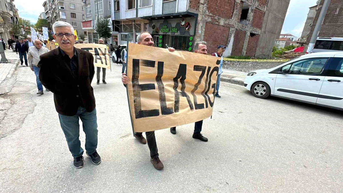 Elazığ\'da İşçiler 1 Mayıs\'ta Depremzedeleri Unutmadı