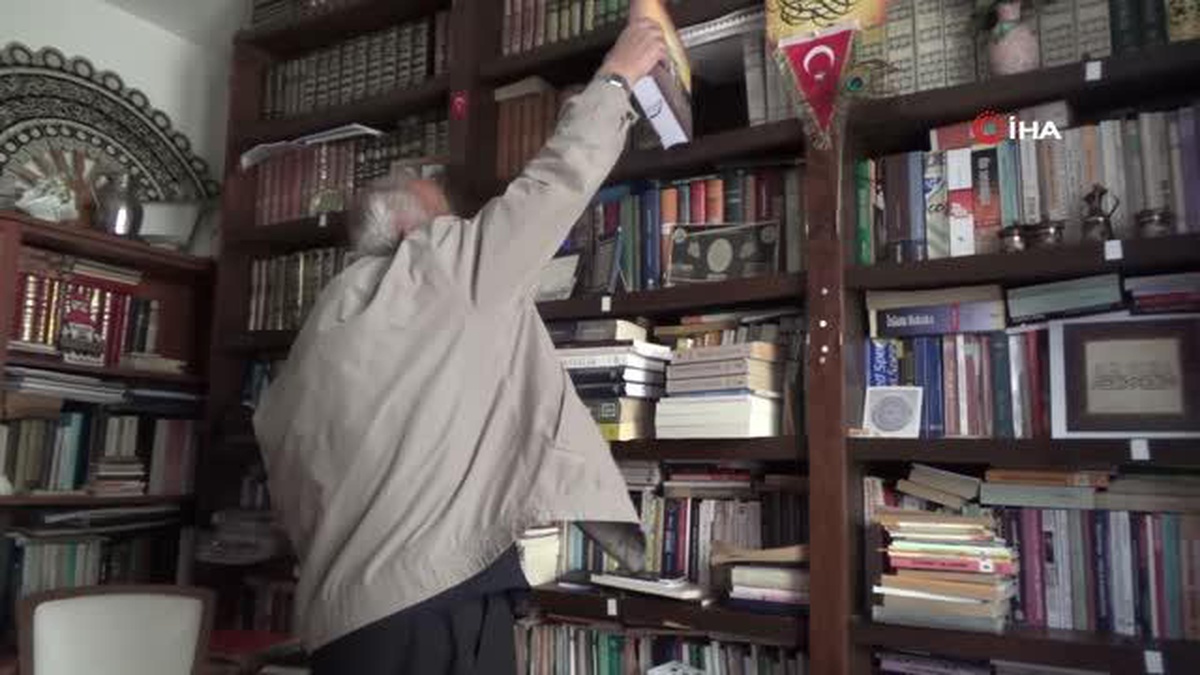 Emekli öğretmen 64 yıldır okuduğu kitapların kaydını tutuyor