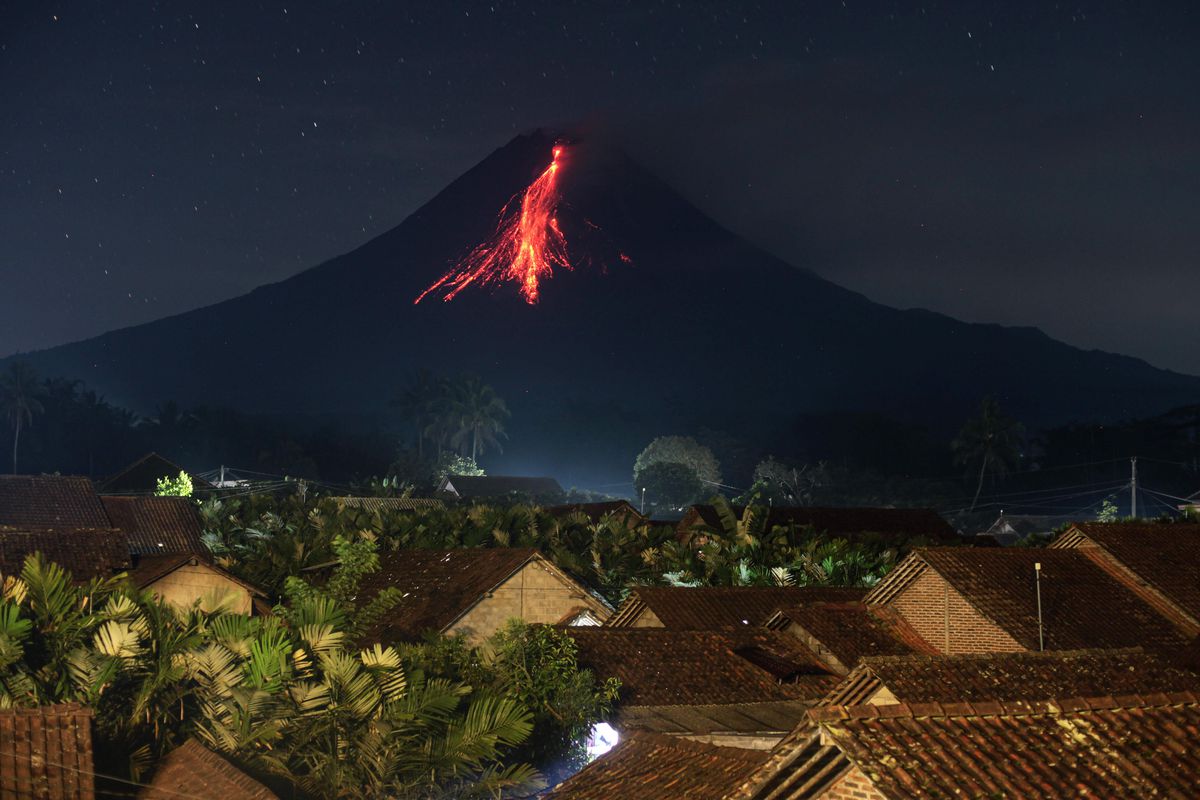 Endonezya\'da Merapi Yanardağı Patladı