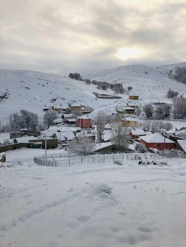 Erzincan'da mayıs ayında kar sürprizi! Az buz değil lapa lapa yağdı