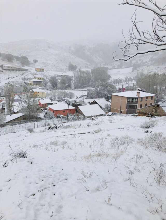 Erzincan'da mayıs ayında kar sürprizi! Az buz değil lapa lapa yağdı