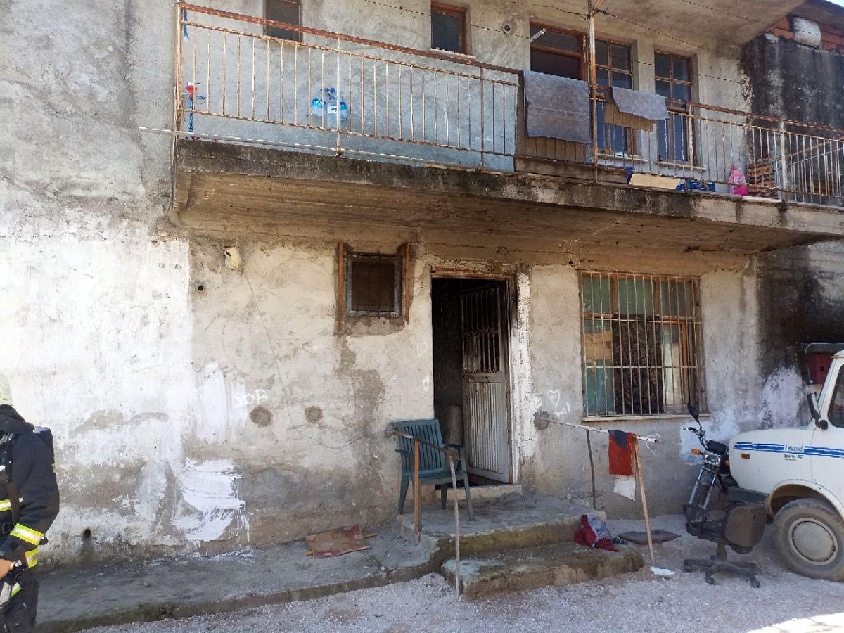 Antalya\'da İki Katlı Evde Yangın: 1 Kişi Yaralandı